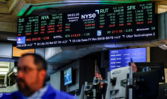 Un écran affiche les échanges de l'indice S&P 500 après l'ouverture de la Bourse de New York (NYSE)