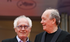 Les réalisateurs belges Jean-Pierre (g) et Luc Dardenne avant la projection du film "Jenes mères" au 78e Festival de Cannes, le 23 mai 2025 ( AFP / Miguel MEDINA )