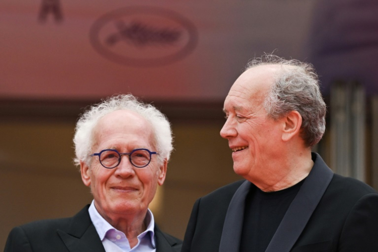 Les réalisateurs belges Jean-Pierre (g) et Luc Dardenne avant la projection du film "Jenes mères" au 78e Festival de Cannes, le 23 mai 2025 ( AFP / Miguel MEDINA )