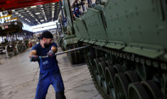 Un homme travaille dans une usine à Kassel, en Allemagne