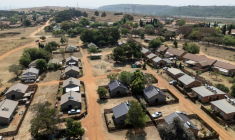 Vue aérienne de maisons à Kleinfontein, en Afrique du Sud, le 19 septembre 2025 ( AFP / Wikus de Wet )
