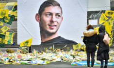 Portrait géant de l'Argentin Emiliano Sala, décédé dans un accident d'avion, ici le 8 février 2019 au stade Beauvoir de Nantes ( AFP / LOIC VENANCE )