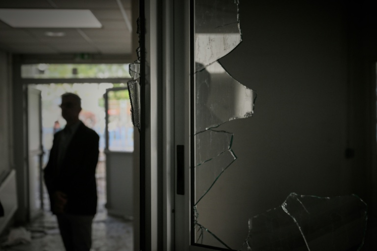 Des vitres brisées dans un couloir du lycée "Les Iris" à Lormont, près de Bordeaux, le 8 octobre 2026, après que des jeunes ont saccagé une partie de l'établissement ( AFP / Philippe LOPEZ )