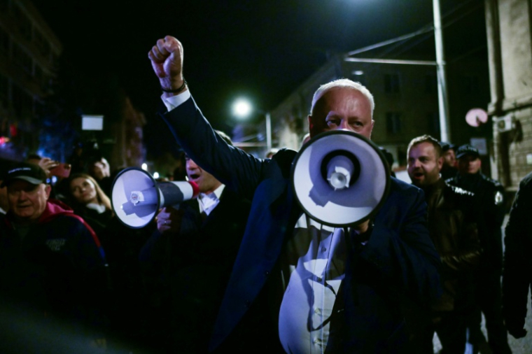 L'ancien président moldave Igor Dodon s'adresse à la foule devant la Commission électorale, le 28 septembre 2025 à Chisinau ( AFP / Daniel MIHAILESCU )
