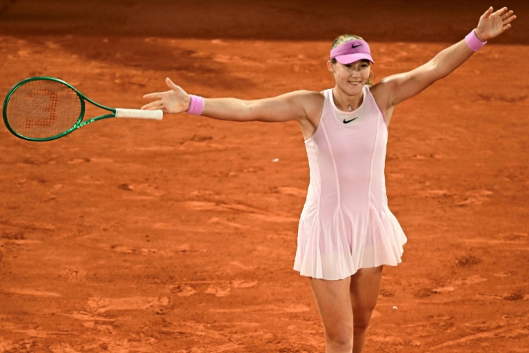 La Russe Mirra Andreeva juste après sa victoire en demi-finale de Roland-Garros face à l'Ukrainienne Marta Kostyuk le 4 juin 2026. La 8e joueuse mondiale partira favorite samedi après-midi de sa première finale en Grand Chelem ( AFP / JULIEN DE ROSA )