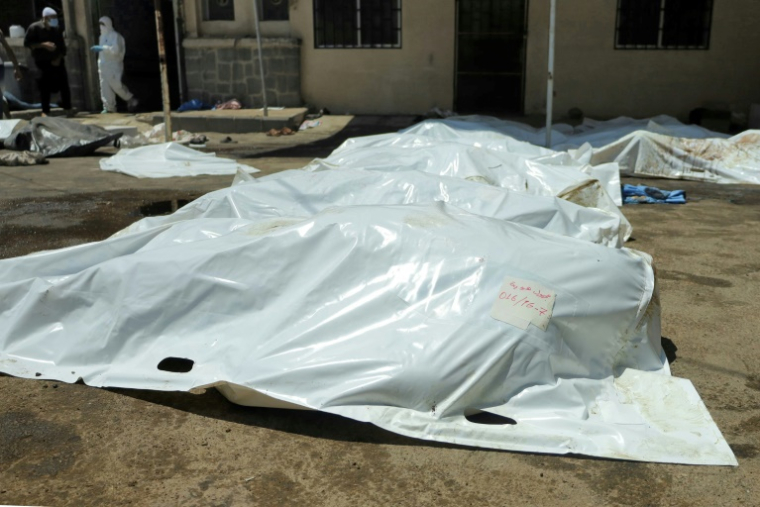 Des corps non identifiés de victimes dans des sacs mortuaires à l'extérieur de l'hôpital de Soueida, dans le sud de la Syrie, le 20 juillet 2025 ( AFP / Shadi AL-DUBAISI )