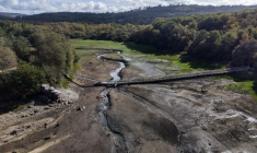 Vue aérienne du Lac du Drennec, dans le Finistère, rempli à seulement un tiers de sa capacité, le 14 octobre 2026 ( AFP / Fred TANNEAU )