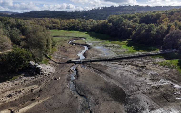 Vue aérienne du Lac du Drennec, dans le Finistère, rempli à seulement un tiers de sa capacité, le 14 octobre 2026 ( AFP / Fred TANNEAU )