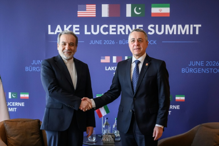 Le ministre iranien des Affaires étrangères, Abbas Araghchi (g), et son homologue suisse, Ignazio Cassis, au complexe hôtelier de luxe du Bürgenstock, avant des pourparlers pour mettre fin au conflit au Moyen-Orient, le 21 juin 2026 en Suisse ( POOL / Fabrice Coffrini )