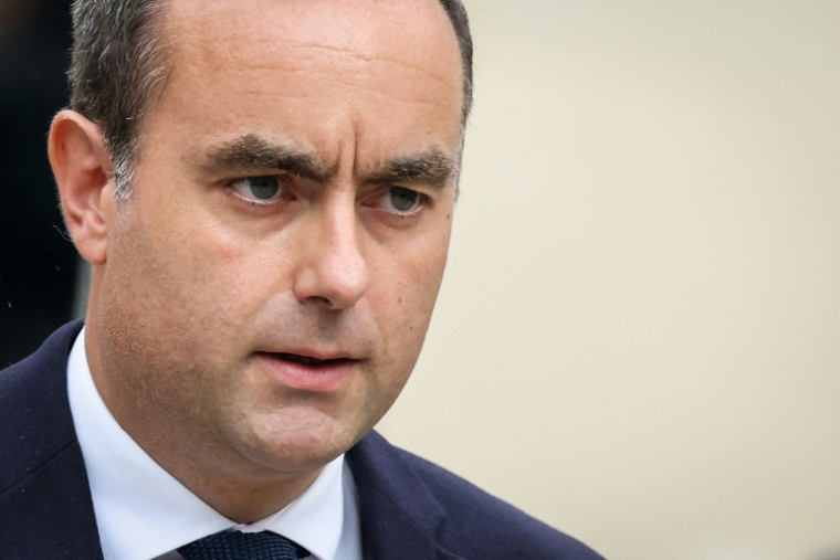 Le Premier ministre Sébastien Lecornu lors de la cérémonie de passation avec son prédécesseur à l'Hôtel Matignon à Paris le 10 septembre 2025 ( AFP / Ludovic MARIN )