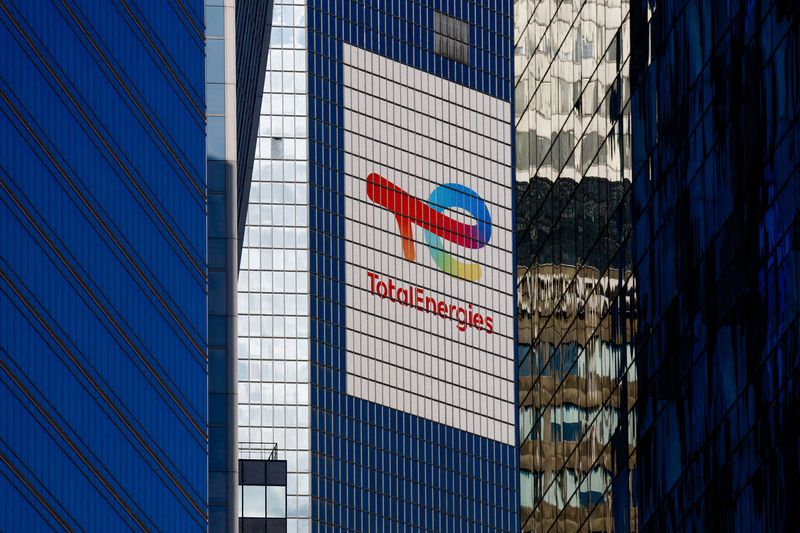 Le logo de TotalEnergies à la Défense, à Paris