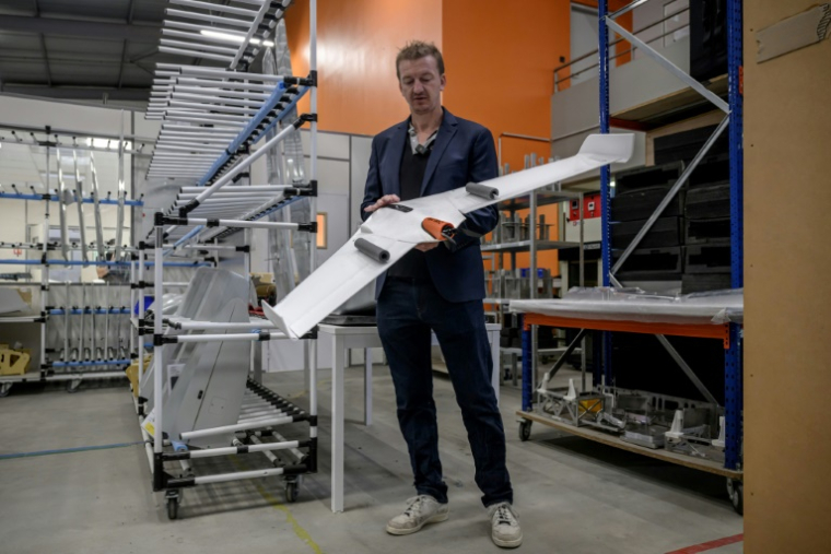 Le cofondateur de Delair Bastian Mancini tient une partie du drone Oscar dans son usine près de Toulouse, dans le sud-ouest de la France, le 11 avril 2025 ( AFP / Ed JONES )