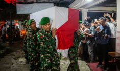 La dépouille d'un Casque bleu indonésien tué dans le sud du Liban arrive à son domicile de Yogyakarta, le 4 avril 2026 ( AFP / Devi Rahman )