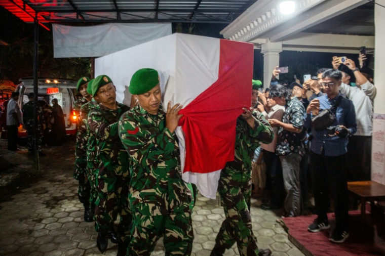 La dépouille d'un Casque bleu indonésien tué dans le sud du Liban arrive à son domicile de Yogyakarta, le 4 avril 2026 ( AFP / Devi Rahman )
