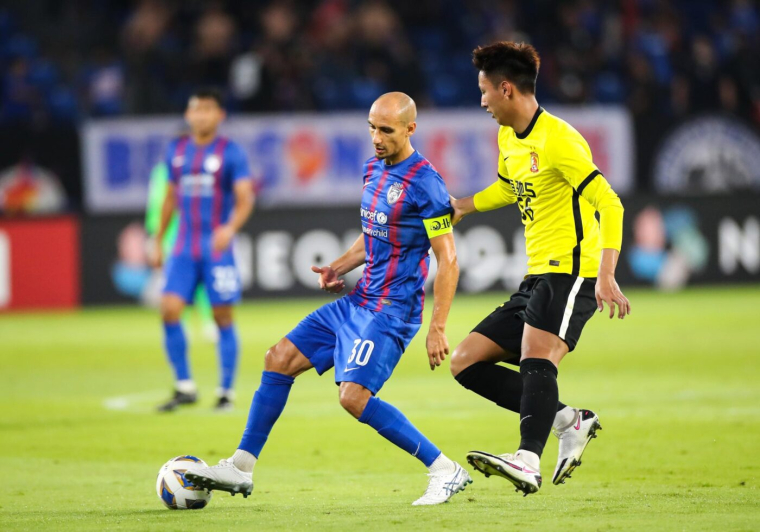 Bicyclette, KO, coup aux brancardiers, c’est parti en live en Ligue des champions AFC