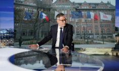 Le premier secrétaire du Parti socialiste Olivier Faure sur le plateau de France 2 le 16 mars 2026 ( AFP / Ludovic MARIN )