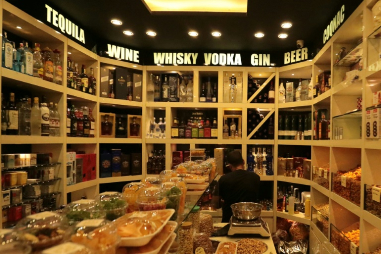 Des bouteilles d'alcool en vente dans une boutique de Qamichli, ville kurde du nord-est de la Syrie, le 18 août 202 ( AFP / Delil SOULEIMAN )