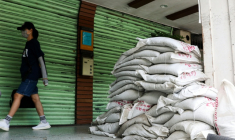 Des sacs de sable avant l'arrivée annoncée du typhon Bavi à Taipei le 9 juillet 2026 ( AFP / I-Hwa Cheng )