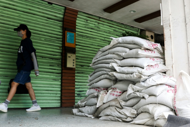 Des sacs de sable avant l'arrivée annoncée du typhon Bavi à Taipei le 9 juillet 2026 ( AFP / I-Hwa Cheng )