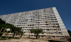 Un immeuble de la cité Pontcarral à toulon le 20 mai 2026 ( AFP / Miguel MEDINA )