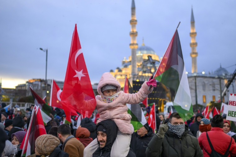 Des personnes brandissent des drapeaux turcs et palestiniens lors d'une manifestation de solidarité avec Gaza, à Istanbul, le 1er janvier 2026 ( AFP / Yasin AKGUL )
