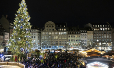 Le sapin de Noël géant installé place Kléber lors du marché de Noël de Strasbourg, le 26 novembre 2025 dans le Bas-Rhinattraction in Alsace, opened its 300 chalets on November 26, 2025, in the center of a city under heightened security amid a persistent terrorist threat. ( AFP / ROMEO BOETZLE )
