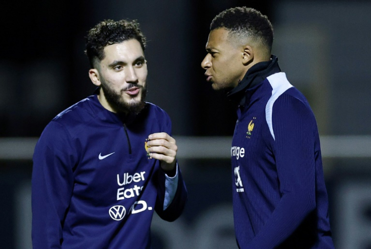 Rayan Cherki discute avec Kylian Mbappe lors d'une séance d'entraînement, le 11 novembre 2025 à Clairefontaine, dans les Yvelines ( AFP / FRANCK FIFE )