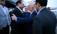 Photo diffusée par l'armée pakistanaise montrant le chef de l’armée pakistanaise Asim Munir (g) accueilli par le ministre iranien de l’Intérieur, Eskandar Momeni, à son arrivée à Téhéran, le 22 mai 2026 en Iran ( Inter-Services Public Relations / HANDOUT )