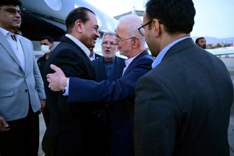 Photo diffusée par l'armée pakistanaise montrant le chef de l’armée pakistanaise Asim Munir (g) accueilli par le ministre iranien de l’Intérieur, Eskandar Momeni, à son arrivée à Téhéran, le 22 mai 2026 en Iran ( Inter-Services Public Relations / HANDOUT )