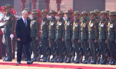 L'Indien Modi reçoit le Russe Poutine lors d'une cérémonie d'accueil à Delhi