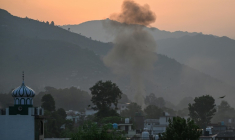 Smoke rises in the main town of Poonch, in India on May 7, 2025 ( AFP / Punit PARANJPE )