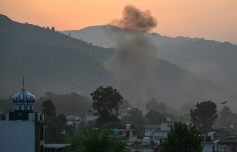 Smoke rises in the main town of Poonch, in India on May 7, 2025 ( AFP / Punit PARANJPE )