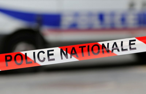 Un ruban rouge et blanc utilisé par la police nationale