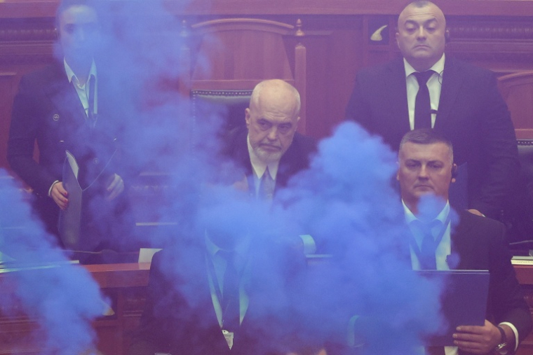 Le Premier ministre albanais Edi Rama dans la fumée des fumigènes lors d'une séance au Parlemant, le 29 octobre 2026 à Tirana, en Albanie ( AFP / Adnan Beci )