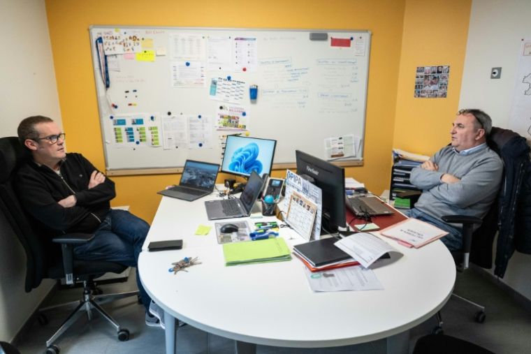 Arnaud Pageaud (D) et Jérome Squelard (G), les deux maires de la commune de Teillé, en Loire-Atlantique, le 10 février 2026 ( AFP / Sebastien Salom-Gomis )