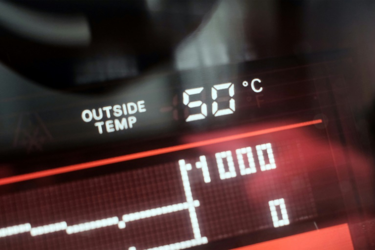 L'écran d'une voiture affiche la température extérieure - 50 degrés celsius - le 23 mai 2025 à Dubaï ( AFP / Giuseppe CACACE )