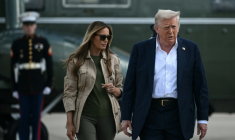 Donald Trump au côté de son épouse Melania à leur sortie de l'hélicoptère présidentiel Marine One, à la base Andrews près de Washington, le 11 juillet 2025 ( AFP / Brendan SMIALOWSKI )