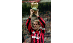 PHOTO D'ARCHIVES : Franco Baresi après son dernier match en octobre 1997