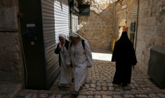 Des religieuses dans la vieille ville de Jérusalem, le 3 mai 2026 ( AFP / HAZEM BADER )