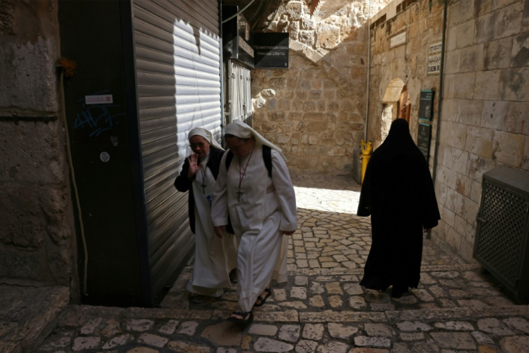 Des religieuses dans la vieille ville de Jérusalem, le 3 mai 2026 ( AFP / HAZEM BADER )
