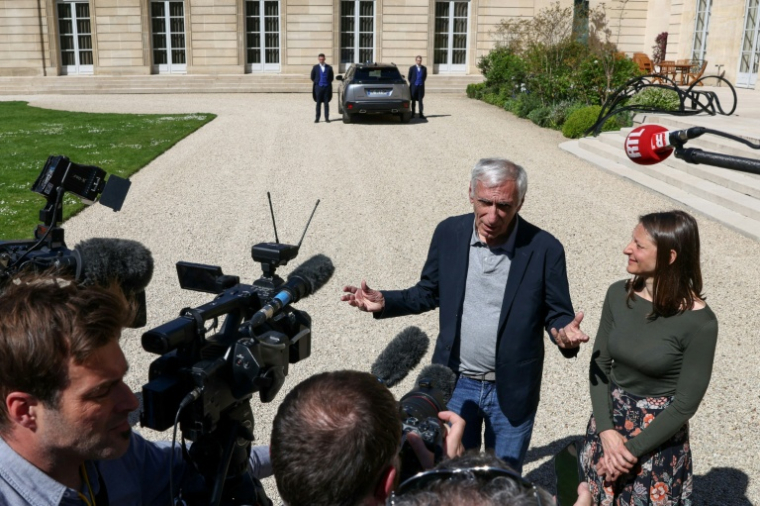 Jacques Paris (g) et Cécile Kohler (d), libérés par l'Iran après trois ans et demi de détention, s'adressent à la presse après avoir été accueillis par le président au palais de l'Élysée, le 8 avril 2026 à Paris ( POOL / Tom Nicholson )