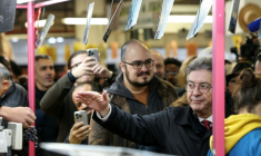 Jean-Luc Mélenchon, fondateur de La France Insoumise (LFI) sur le marché de Choisy-le-Roi, dans le Val-de-Marne, le 2 novembre 2025 ( AFP / Thomas SAMSON )
