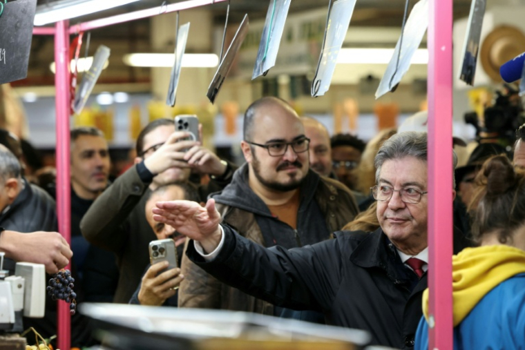 Jean-Luc Mélenchon, fondateur de La France Insoumise (LFI) sur le marché de Choisy-le-Roi, dans le Val-de-Marne, le 2 novembre 2025 ( AFP / Thomas SAMSON )