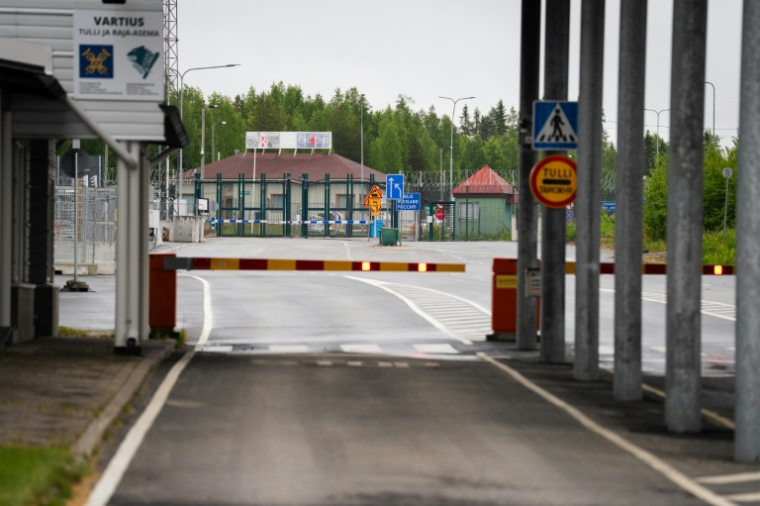 La frontière russe vue du côté finlandais, au poste-frontière de Vartius, le 24 juin 2025 ( AFP / Alessandro RAMPAZZO )