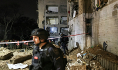 Des secouristes inspectent les ruines d'un bâtiment détruit par un missile iranien, le 21 mars 2026 à Arad, dans le sud d'Israël ( AFP / Ilia YEFIMOVICH )
