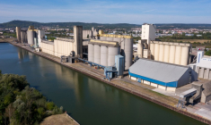 Des silos du port de Metz, sur la Moselle (illustration) ( AFP / JEAN-CHRISTOPHE VERHAEGEN )