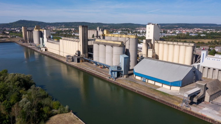 Des silos du port de Metz, sur la Moselle (illustration) ( AFP / JEAN-CHRISTOPHE VERHAEGEN )
