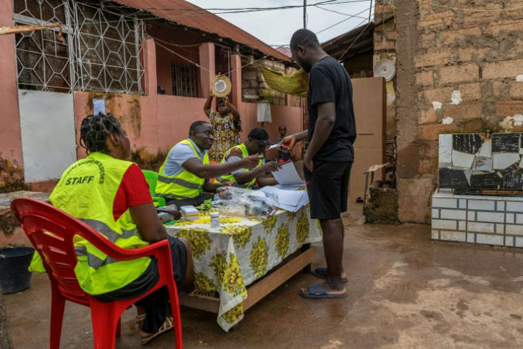 Un électeur vote à Bissau lors du référendum sur un projet de nouvelle Constitution, organisé le 30 août 2026 en Guinée-Bissau par la junte au pouvoir ( AFP / Samba BALDE )
