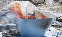Une grande vasque remplie d’armes de combattants du Parti des Travailleurs du Kurdistan (PKK) en flammes lors d’une cérémonie à Souleimaniyeh, dans la région autonome du Kurdistan irakien, le 11 juillet 2025 ( AFP / Shwan MOHAMMED )