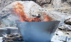 Une grande vasque remplie d’armes de combattants du Parti des Travailleurs du Kurdistan (PKK) en flammes lors d’une cérémonie à Souleimaniyeh, dans la région autonome du Kurdistan irakien, le 11 juillet 2025 ( AFP / Shwan MOHAMMED )
